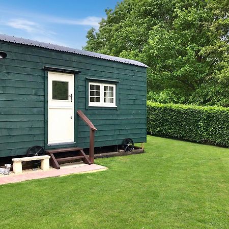 Beautiful Shepherd'S Hut - Lois Weedon Weston  Exterior photo