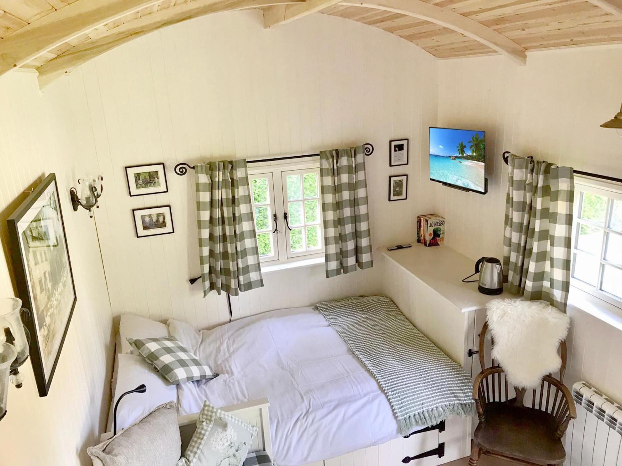 Beautiful Shepherd'S Hut - Lois Weedon Weston  Exterior photo